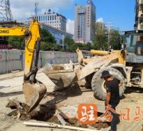 www.鸡巴操人高温下的坚守｜道路建设者用汗水铺就畅通路